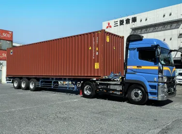 トラックに貨物を乗せる作業